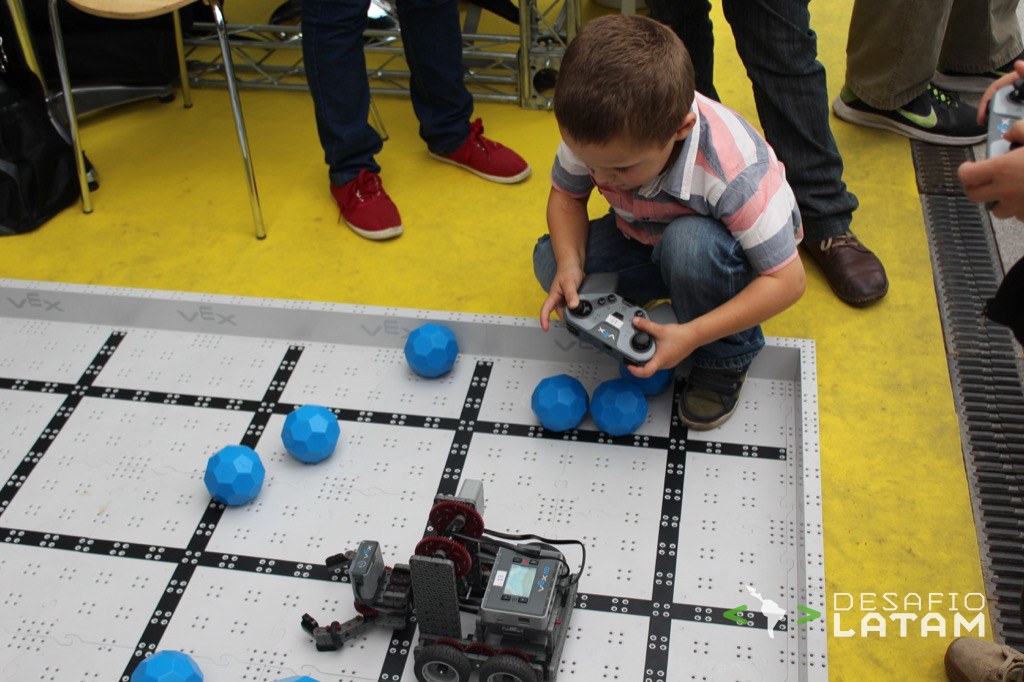 Robotics Day - Niños jugando con robots