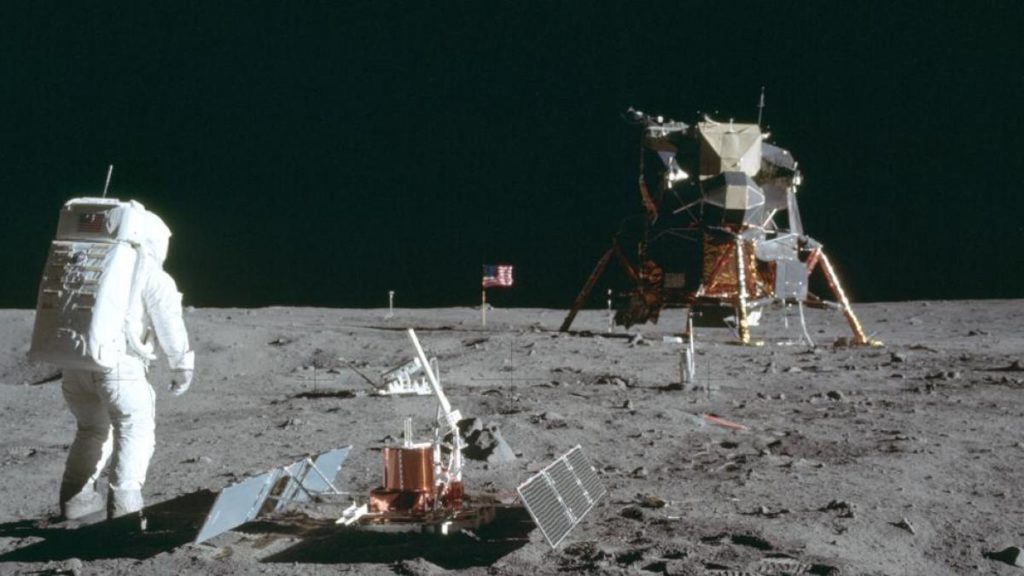 La NASA vuelve a la Luna y la tecnologia de sus trajes 4